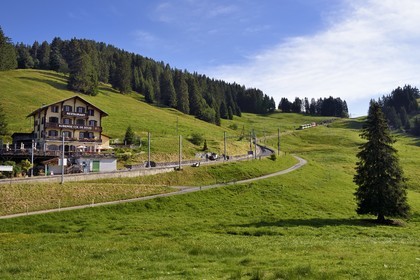 Suisse, canton de Vaud, Villars-sur-Ollon, train qui rejoint la gare du col de Bretaye, arrêt du restaurant du Col de Soud