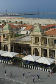 Italie, Toscane, province de Lucques, station balnéaire de Viareggio, la promenade Passeggiata avec ses cafés et ses commerces, l'ancien Grand Caffè Marguerita sur le Lungomare
