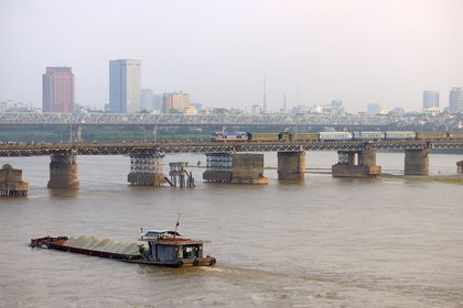 Vietnam, Hanoï, Pont Long Bien anciennement pont Paul Doumer qui enjambe le fleuve Rouge est reservé à la circulation des trains, des deux-roues et des rares piétons