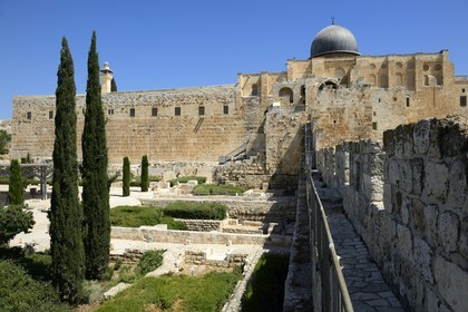 Israel, Jérusalem, ville sainte, vieille-ville classée Patrimoine Mondial de l'UNESCO, Le Mont du Temple vu du Centre Davidson, murs de soutènement sud de l'esplanade du Temple construite par Hérode Ier le Grand et la mosquée Al-Aqsa en hauteur