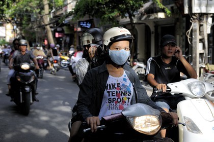 Vietnam, Hanoï, circulation en moto dans la vieille ville, protection contre la pollution