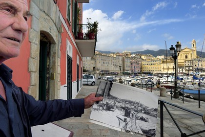 France, Haute-Corse (2B), Bastia, le Vieux-Port dominé par l'église Saint-Jean-Baptiste et photographie du quai Albert Gillio il y a un siècle