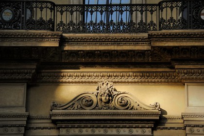 Italie, Lombardie, Milan, la galerie Vittorio Emanuele II, galerie commerçante construite au XIXe siècle par Giuseppe Mengoni, détail d'une facade