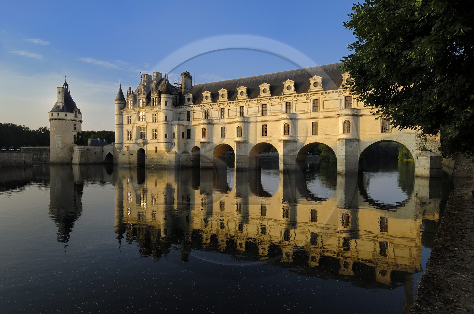 France, Indre-et-Loire (37), château de Chenonceau de style Renaissance qui enjambe le Cher, édifié de 1513 à 1521 et la tour des Marques