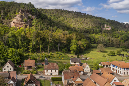 France, Bas-Rhin (67), Parc naturel régional des Vosges du Nord, Obersteinbach, l'église protestante du village dominé par le rocher de grès de Wachtfels (vue aérienne)