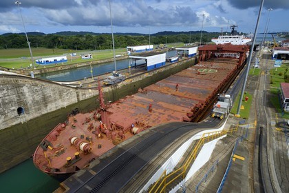 Panama, province de Colon, Canal de Panama, écluses de Gatun, mules mécaniques ou locomotives électriques guidant un cargo Panamax entre les murs de l'écluse