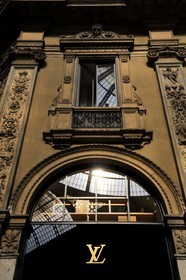 Italie, Lombardie, Milan, la galerie Vittorio Emanuele II, boutique de luxe Louis Vuitton