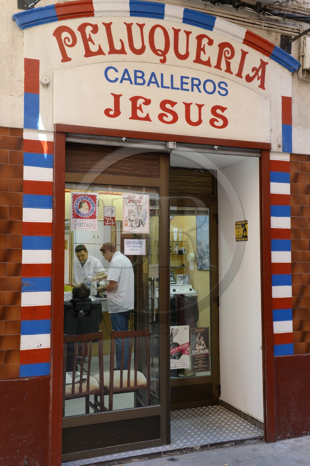 Espagne, Aragon, Saragosse, salon de coiffure pour homme dans la vieille ville