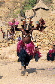 Mali, pays Dogon, falaise de Bandiagara classée Patrimoine Mondial de l'UNESCO, Tereli Dama (lever de deuil) d’Ambeguélé, masque de la vache