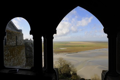 France, Manche (50), l'abbaye du Mont-Saint-Michel, classé Patrimoine Mondial de l'UNESCO, le cloître ouvert sur la baie