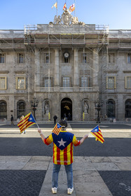 Spain, Catalonia, Barcelona, Catalan activist in front of the town hall placa de Sant Jaume