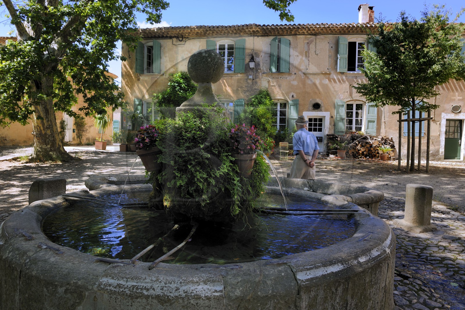 France, Hérault (34), Villeneuvette, ancienne manufacture royale, la fontaine de la place Louis XIV aménagée pour les lavandières