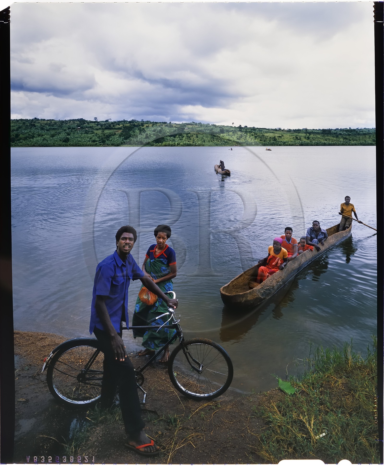 Burundi, province de Kirundo, couple au bord du lac Cyohoha Sud aussi appelé lac Cohoha ou lac aux oiseaux, en arrière plan la pirogue sculptée dans un tronc unique qui permet de traverser le lac et de rejoindre le Rwanda (reproduction plan-film inversible 4x5)