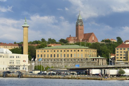 Suède, Västra Götaland, Göteborg (Gothenburg), port de pêche et l'église Masthugg (Masthuggskyrkan) en arrière plan