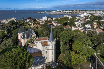 France, Charente-Maritime (17), Royan,  villa du quartier résidentiel du Parc Oasis, la Villa Le Nid d'Aigle (vers 1890), le port et le coeur de ville en arrière plan