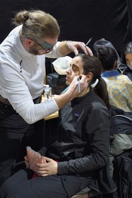 France, Meurthe-et-Moselle (54), Nancy, préparatifs pour le défilé de la Saint-Nicolas place Carnot, séance de maquillage pour la Compagnie Remue Ménage