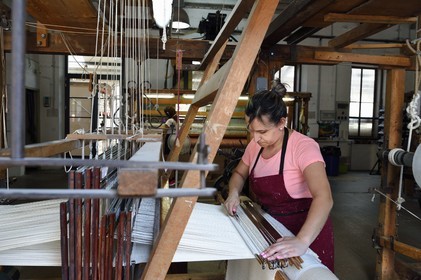 France, Var (83), Presqu'Ile de Saint-Tropez, Cogolin, la Manufacture Cogolin fabrique des tapis depuis 1924, la plupart sont tissés par lés sur des métiers Jacquard à bras du XIXème siècle, métier à tisser texturé