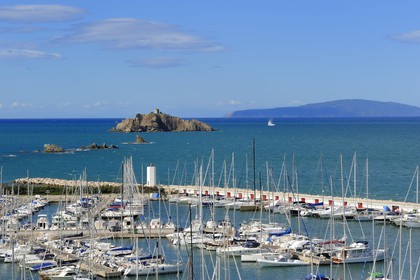Italie, Toscane, marina de Punta Ala et l'Ile d'Elbe en arrière plan