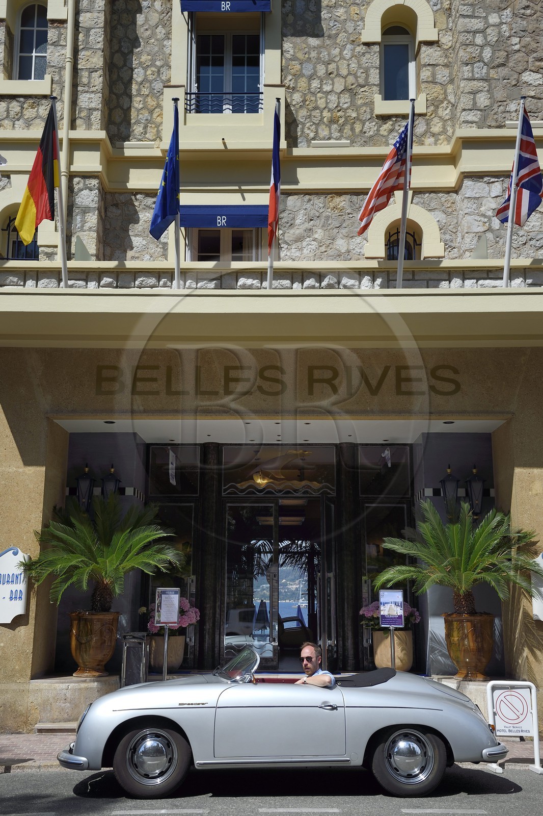 France, Alpes-Maritimes (06), Antibes,  Juan-les-Pins, Porsche Speedster 356 décapotable de collection devant l'hotel Belle Rives