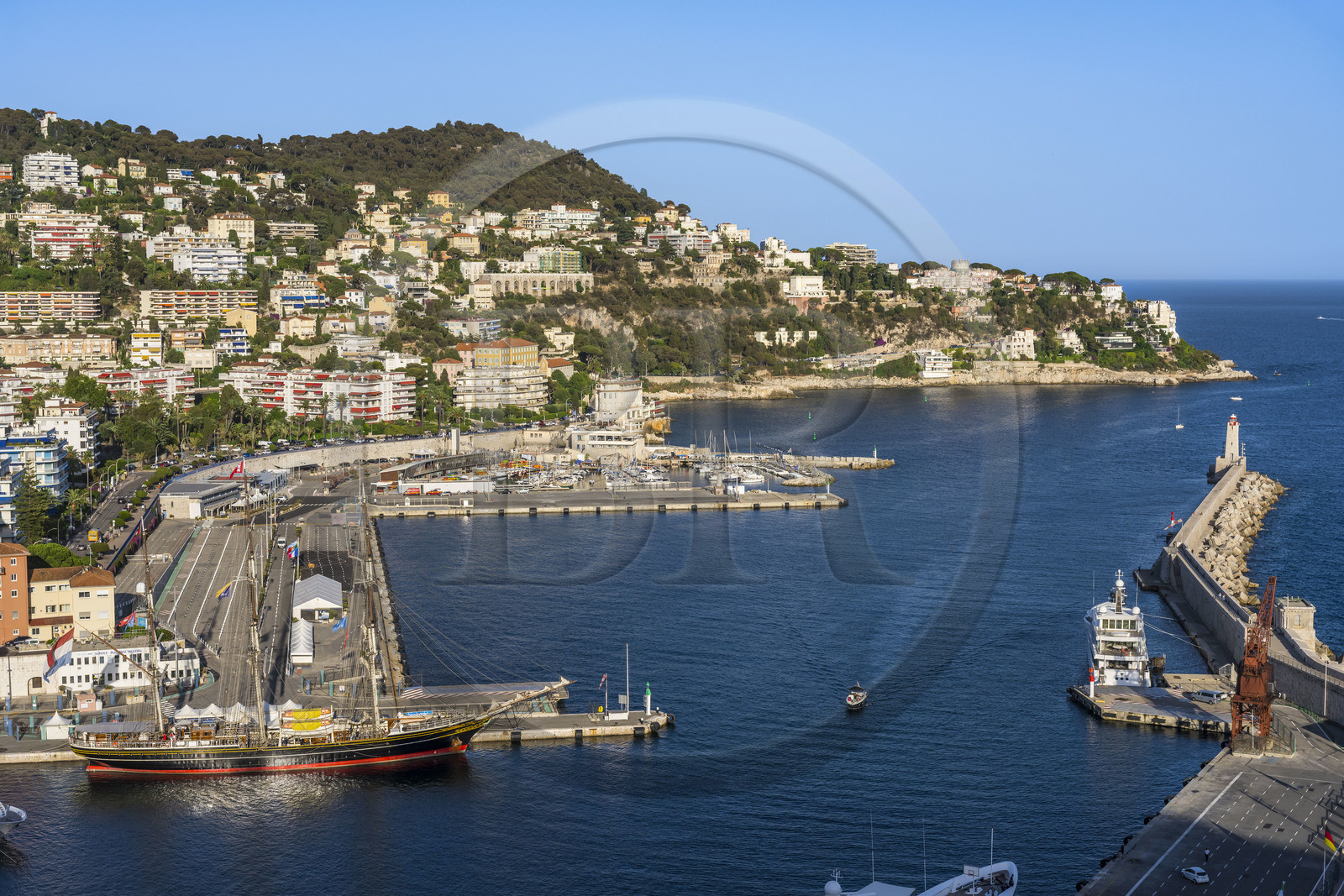 France, Alpes-Maritimes (06), Nice classée Patrimoine Mondial de l'UNESCO, le vieux port ou port Lympia, le Mont-Boron en arrière plan