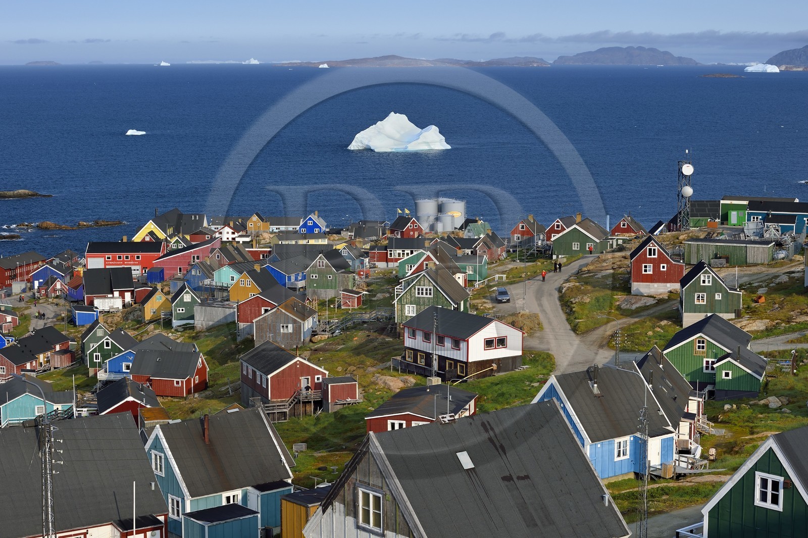 Groenland, cote ouest, baie de Baffin, la ville d'Upernavik et icebergs en arrière plan