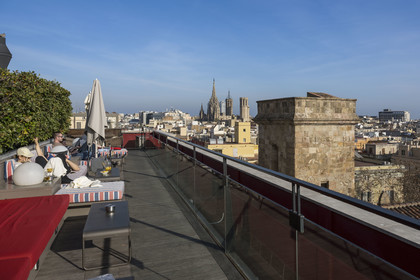 Espagne, Catalogne, Barcelone, quartier de Las Ramblas, rooftop de l'Hotel 1898, la cathédrale basilique métropolitaine de la Sainte-Croix et de Sainte Eulalie dans le quartier Barrio Gotico en arrière plan