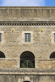France, Finistère (29), Brest, l'arsenal, le port militaire est une base navale de la Marine nationale, le batiment aux Lions dans l’anse de Pontaniou,  pont-digue à quatre niveaux