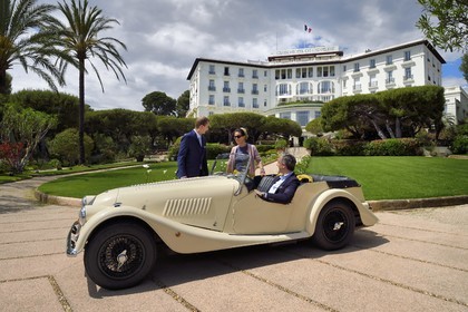 France, Alpes Maritimes (06), Saint-Jean-Cap-Ferrat, Grand-Hotel du Cap-Ferrat, palace 5 étoiles du groupe Four Seasons Hotel, le portier accueille des clients en Morgan Roadster 4 4