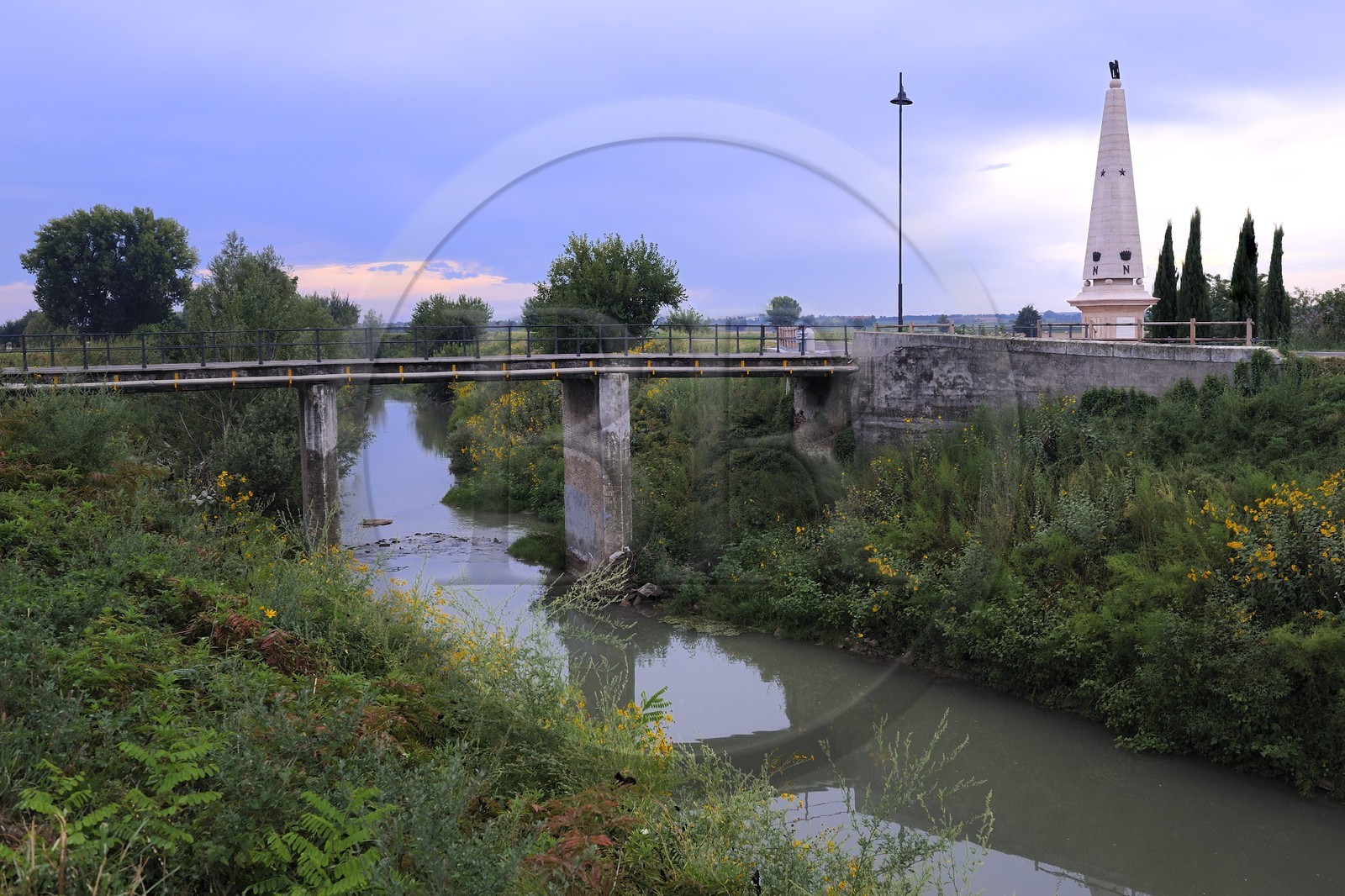 Italie, province de Verone, Arcole, la bataille du Pont d'Arcole qui a vu la victoire de Napoléon Bonaparte s'est déroulée du 15 au 17 novembre 1796 lors de la première campagne d’Italie et l'obélisque érigé en 1810 sur la rive droite de l'Alpone