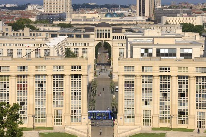 France, Hérault (34), Montpellier, quartier Antigone de l'architecte Ricardo Bofill, un axe piéton relie la rivière Lez vers l'est au centre historique à l'ouest