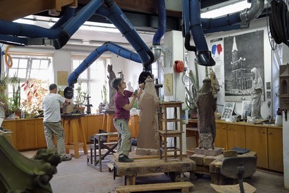 France, Bas-Rhin (67), Strasbourg, vieille ville classée au Patrimoine Mondial de l'UNESCO, ateliers de taille et de sculpture de la Fondation de l'Oeuvre Notre-Dame, la sculpteur Nathalie Masson effectuant une copie conforme d'une statue de Sainte-Richarde