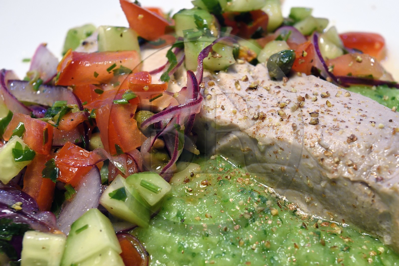 France, Dos de thon à la vapeur douce sauce vierges à l'agrulive citron vert et mousseline de courgette à l'agrulive citron vert