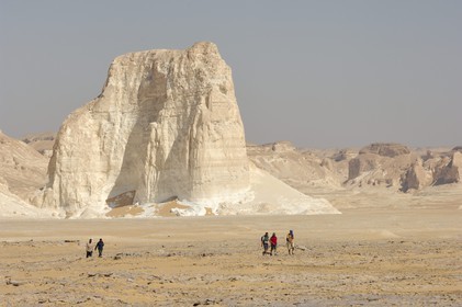 Egypte, désert libyque, groupe de randonneurs dans le Désert Blanc au nord de Farafra