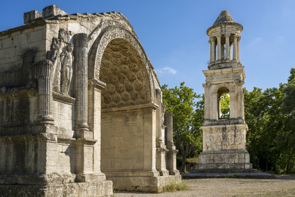 France, Bouches-du-Rhône (13), Parc Naturel Régional des Alpilles, Saint-Rémy-de-Provence, les Antiques de Glanum, cénotaphe gallo-romain érigé entre -30 et -20 av J.-C. élevé à la mémoire d'un homme de la famille des Julii et l'arc municipal de Glanum, arc de triomphe romain