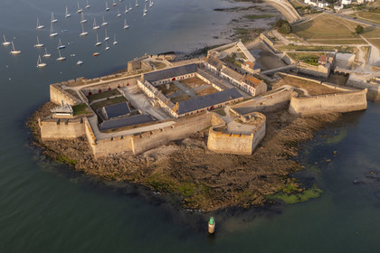 France, Morbihan (56), Port-Louis, la citadelle de Port-Louis remaniée par Vauban à l'entrée de la rade de Lorient, musée de la Compagnie des Indes (vue aérienne)