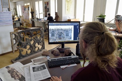 France, Bas-Rhin (67), Strasbourg, vieille ville classée au Patrimoine Mondial de l'UNESCO, ateliers de la Fondation de l'Oeuvre Notre-Dame, bureau d'études, Aymeric Zabollone tailleur de pierre et chargé d'étude fait appel à la photogrammétrie pour préparer le prochain chantier de conservation-restauration de la cathédrale