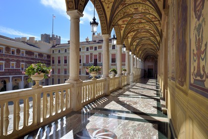 Principauté de Monaco, Monaco, le Rocher, le palais princier, galerie d'Hercule dans la cour d'honneur