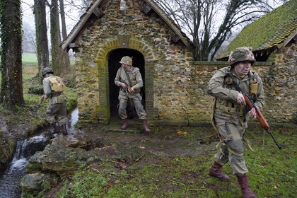 France, Eure (27), lavoir de Sainte-Colombe-prés-Vernon, Allied Reconstitution Group (association de reconstitution historique de la 2éme Guerre Mondiale américain et Maquis), reconstitueurs en uniforme de la 101e division aéroportée US