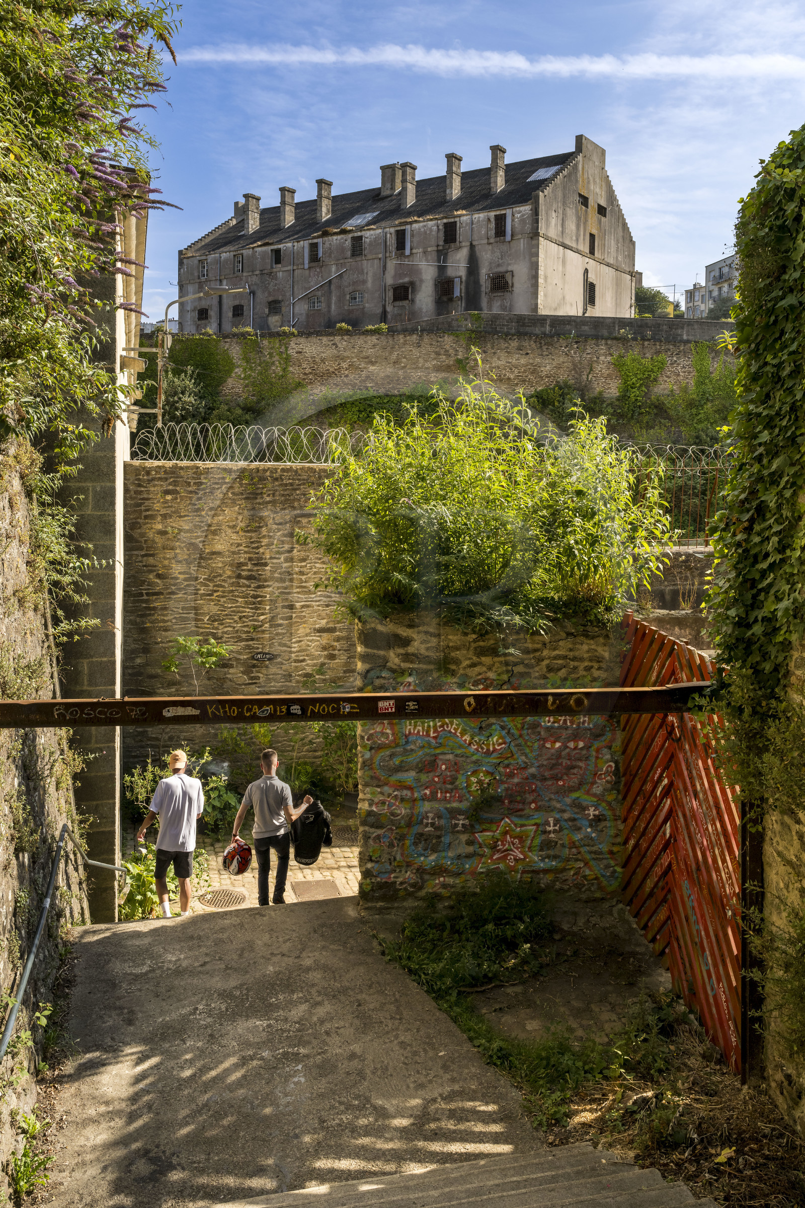 France, Finistère (29), Brest, la Saint Malo dans le vallon du Pontaniou en contrebas du plateau des Capucins dans le quartier de Recouvrance, la prison maritime de Pontaniou et ancienne maison d'arrêt de l'arsenal de Brest en arrière plan
