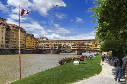 Italie, Toscane, Florence, centre historique classé Patrimoine Mondial de l'UNESCO, le Ponte Vecchio depuis la Societa Canottieri Firenze (Club d'aviron de Florence), membres du club prenant le soleil en bordure de l'Arno