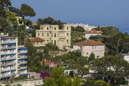 France, Alpes-Maritimes (06), Cap d'Ail, la Perle Blanche dite Villa Lumière construite par un des frères Lumière, au centre de l'image