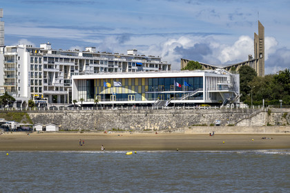 France, Charente-Maritime (17), Royan, le Palais de congrès (1957) signé de l’architecte-urbaniste Claude Ferret et l'église Notre-Dame de Royan construite de 1955 à 1958 par l'architecte Guillaume Gillet en arrière plan