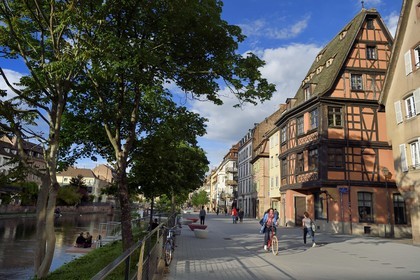 France, Bas-Rhin (67), Strasbourg, vieille ville classée Patrimoine Mondial de l'UNESCO, les bords de l'ill quai des Bateliers transformé en zone de rencontre réservée aux piétons