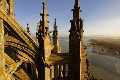 France, Manche (50), l'abbaye du Mont-Saint-Michel, classé Patrimoine Mondial de l'UNESCO, l'église et la baie