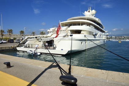 France, Alpes-Maritimes (06), Antibes, le quai des Milliardaires sur le port de plaisance