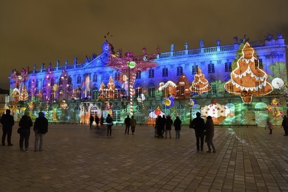 France, Meurthe-et-Moselle (54), Nancy, place Stanislas (ancienne Place Royale) lors de la fête de la Saint-Nicolas, classée Patrimoine Mondial de l'UNESCO,  l'Hotel de ville aux couleurs de la Saint-Nicolas