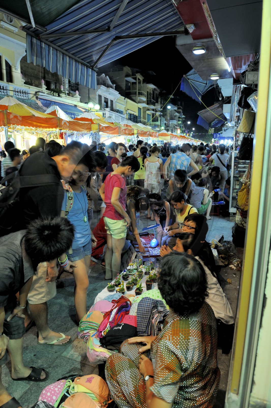 Vietnam, Hanoï, marché de nuit rue  Hang Ngang