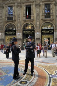Italie, Lombardie, Milan, la galerie Vittorio Emanuele II, galerie commerçante construite au XIXe siècle par Giuseppe Mengoni, policiers en uniforme de prestige