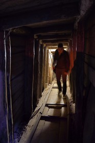 Bosnie-Herzégovine, Sarajevo, le Tunnel de Sarajevo fut creusé en 1993 sous l'aéroport pendant le siège de la ville de 1992 à 1996 , 2 à 3 millions de personnes y transitèrent