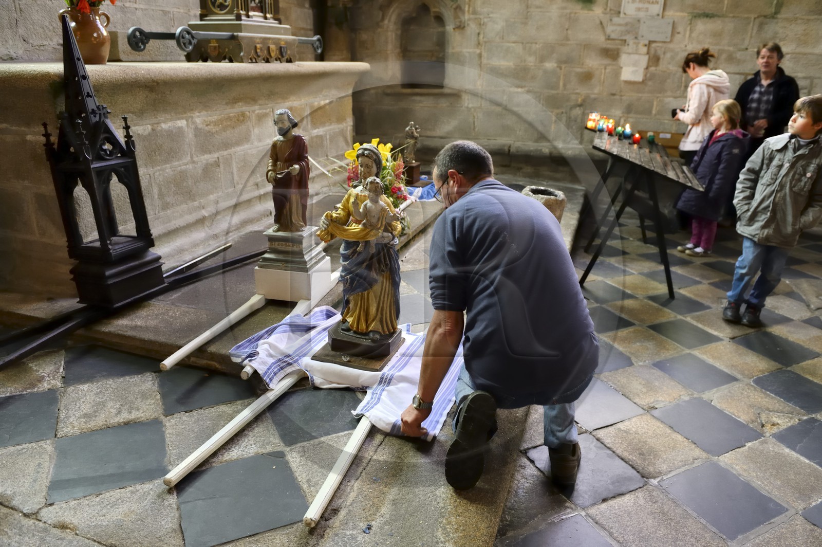 France, Finistère (29), Locronan, labellisé Les Plus Beaux Villages de France, église Saint-Ronan, préparation d'une statue de la Vierge pour la procession de la Troménie